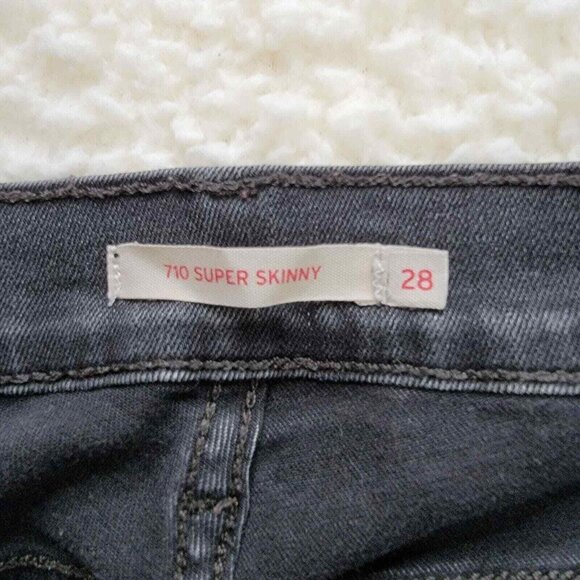 Levi's 710 Jeans Super Skinny Womens 28 Black Denim 28X28 Mid Rise Tappered Legs - Picture 6 of 11